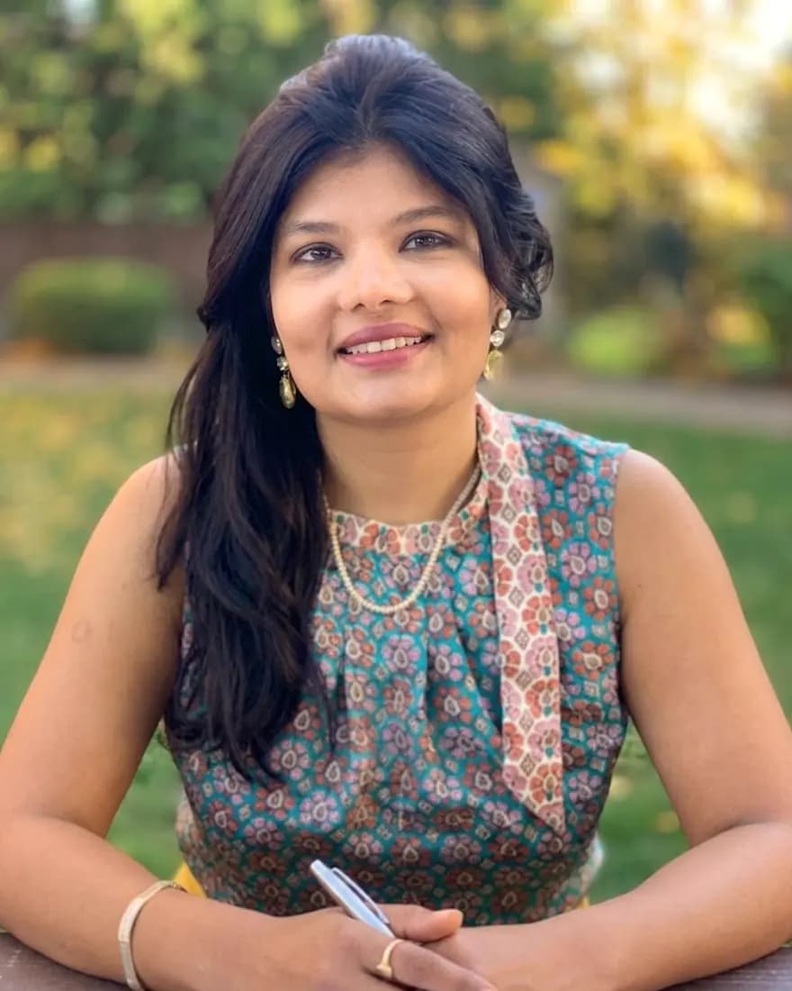 Purvi Shah, founder of AthFuelPath, sitting at an outdoor table